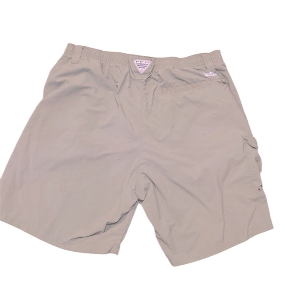Columbia olive green cargo shorts, size medium/8 long